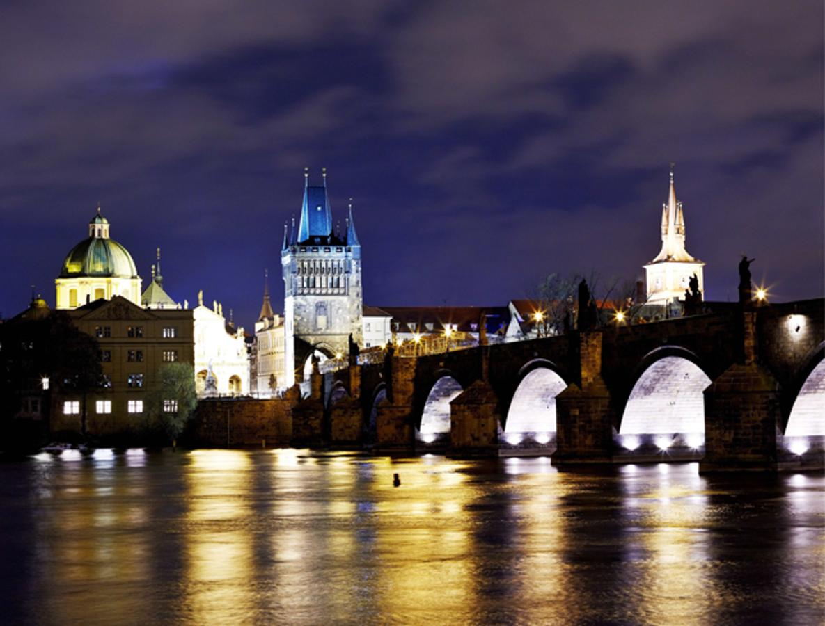 Praga es una ciudad nacida en otro tiempo, un escenario de cuento de hadas que emerge al anochecer con mil sombras mágicas, pero que durante el día nos descubre alguno de los rincones más pintorescos de la vieja Europa. Sus castillos, sus casas bajas, sus plazas y relojes, sus cafés con estufas, sus puentes y esculturas. Praga merece una escapada, y un millón de fotos.