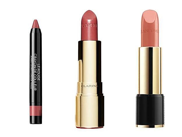 Crayon de Coouleur en tono Rose Violine de Chanel (34 euros). Joli Rouge Brillant en tono Tender Nude 31 de Clarins (24,50 euros). L´Absolue Rouge en tono Supense 343 de Lancôme (34 euros).