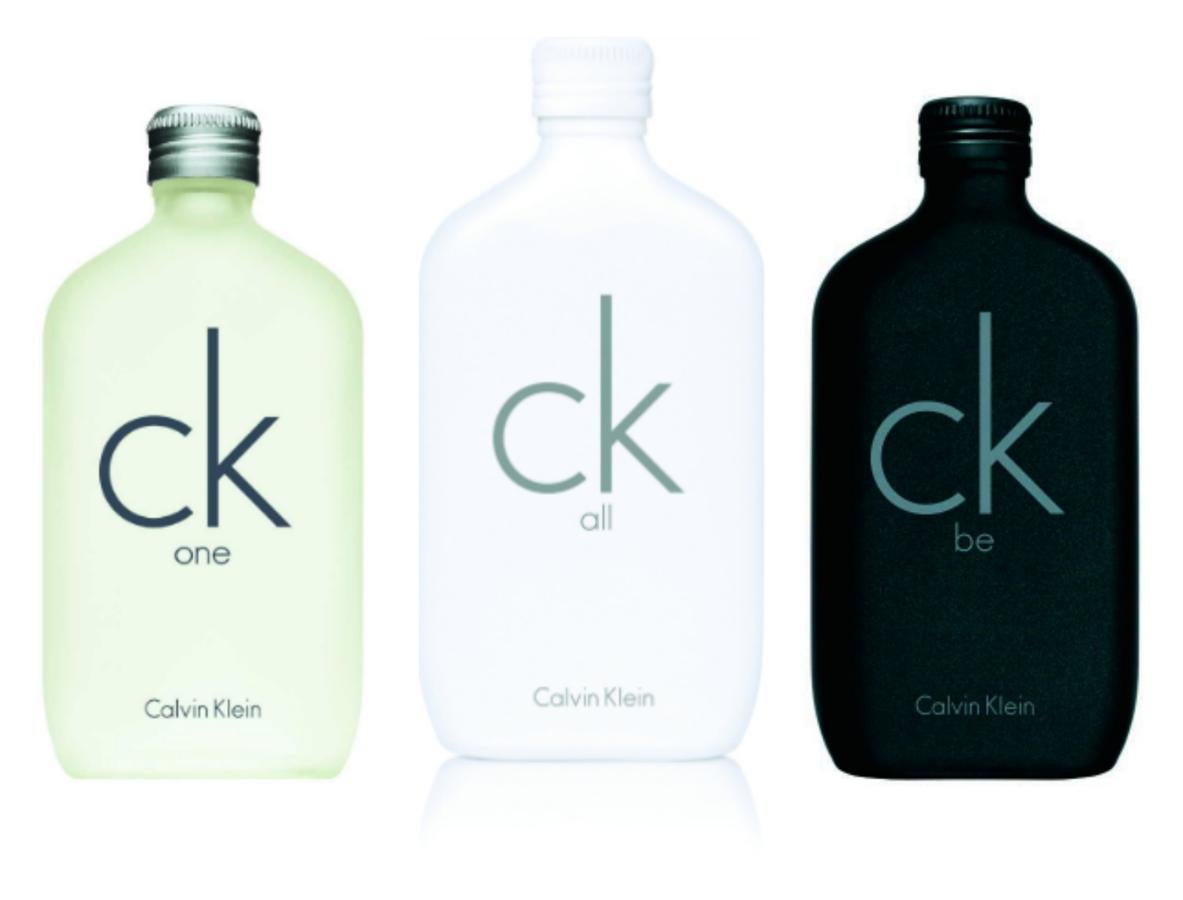 Han pasado más de 20 años desde que CK One revolucionara el concepto de las fragancias con su aroma unisex. Después llegó CK Be y ahora se une un tercero: CK All, un lienzo en blanco para una generación que rechaza las etiquetas. Un aroma limpio creado por los perfumistas Alberto Morillas y Harry Fremont.