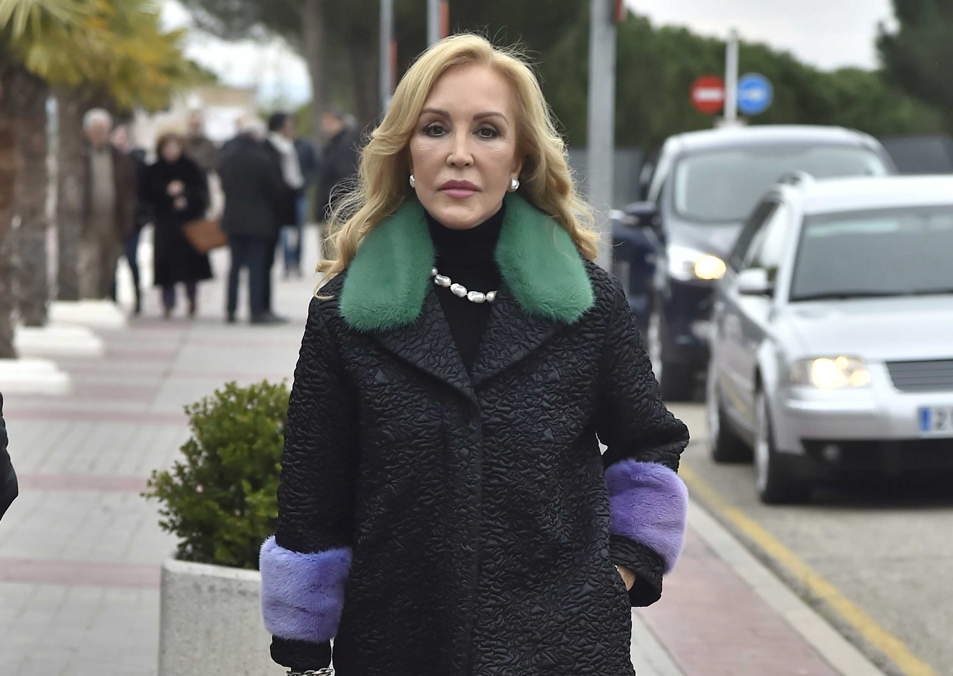 "En el cielo la recibirán con alegría, ella era su portavoz", ha afirmado Carmen Lomana, que se siente muy triste por la gran pérdida.