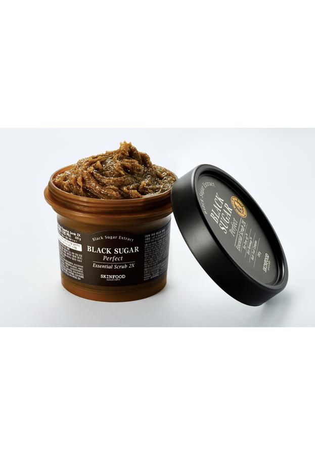 Formulado con ácido glicólico extraído del vino de arroz, aceite vegetal y azúcar moreno, ayuda a eliminar las células muertas, actuando inmediatamente en la piel. (25€, en Sephora)