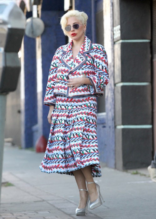 Las faldas midi son tendencia y Lady Gaga ya apostó por ellas en 2016 cuando la combinó con una chaqueta estampada y unos salones con plataforma de pulsera.