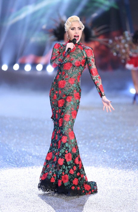 Una de las veces que más elegante ha vestido fue en el desfile de Victoria's Secret de 2016, cuando confió en la firma española YolanCris. Fue su estilista quien eligió para ella este sensual vestido con transparencias y flores bordadas.