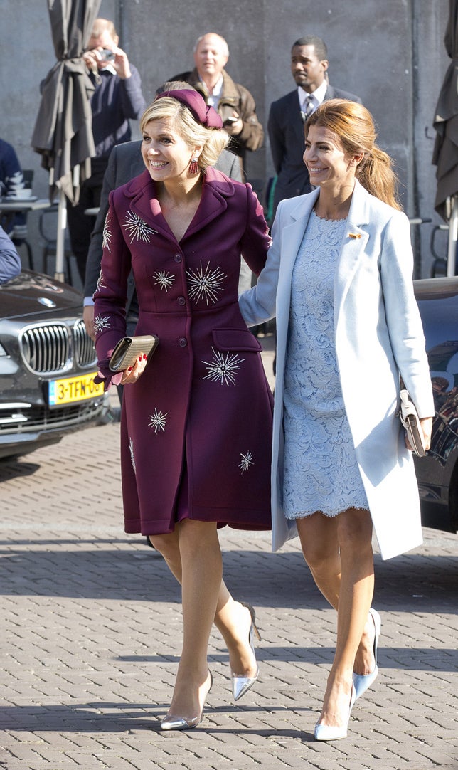 Para una tarde en el teatro y paseo en barco, Máxima se ha decantado por un abrigo vestido del diseñador holandés Claes Iversen, que ha combinado con clutch de Dior, originales salones de Gianvito Rossi y uno de sus característicos tocados. Juliana, por su parte, ha hecho un guiño al azul celeste de la bandera argentina con un total look con vestido de encaje, abrigo y salones a juego.