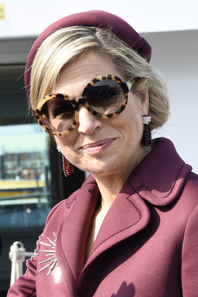 Los complementos de Máxima siempre son... ¡máximos! Y como ejemplo, las gafas XXL y los pendientes de fantasía con los que acompañó su look de día en color marsala.