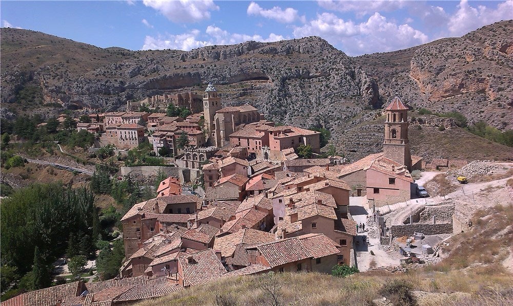 Y por último, una escapada rural llena de historia a uno de los pueblos de interior más bonitos de España, Albarracín, en la a veces olvidada provincia de Teruel que, como describe mi compañera Raquel Alcolea "se asienta en el istmo y la península que forma el río Guadalaviar y las vistas desde sus murallas son impresionantes. Pero lo que hace que te rindas a sus pies es pasear por sus calles, sus pasadizos, sus escalinatas y sus encantadores rincones. El tono rojizo de sus casas y los llamadores de las puertas (algunos de ellos con un inquietante dragón o serpientes de varias cabezas), los entramados de madera, las ventanas con visillos de encaje y los balcones de forja ofrecen un espectáculo de luces y colores que cambia a medida que avanza el día, bailando al son del amanecer, el atardecer o la luz de la luna. Además, el olor de la ciudad también es peculiar pues está rodeada de vegetación y no es raro sentir mientras disfrutas del paseo fluvial los aromas del pino, el roble o la encina, que se entremezclan con los del enebro y las hierbas aromáticas propias de la sierra".