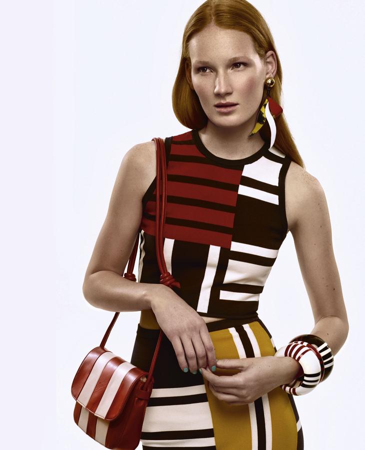 Top y falda de Gigi Hadid para Tommy Hilfiger. Los brazaletes son de Furla; el bolso, de La Portegna; y los pendientes, de Bimba y Lola. Maquillaje: Agostino Faggiano (Talents) para Chanel. Peluquería: Leo Pereira (Talents) para Redken. Asistente foto: Luka Lani. Asistentes de estilismo: Fran Jymz y Samuel Sanz. Estilismo: José Herrera