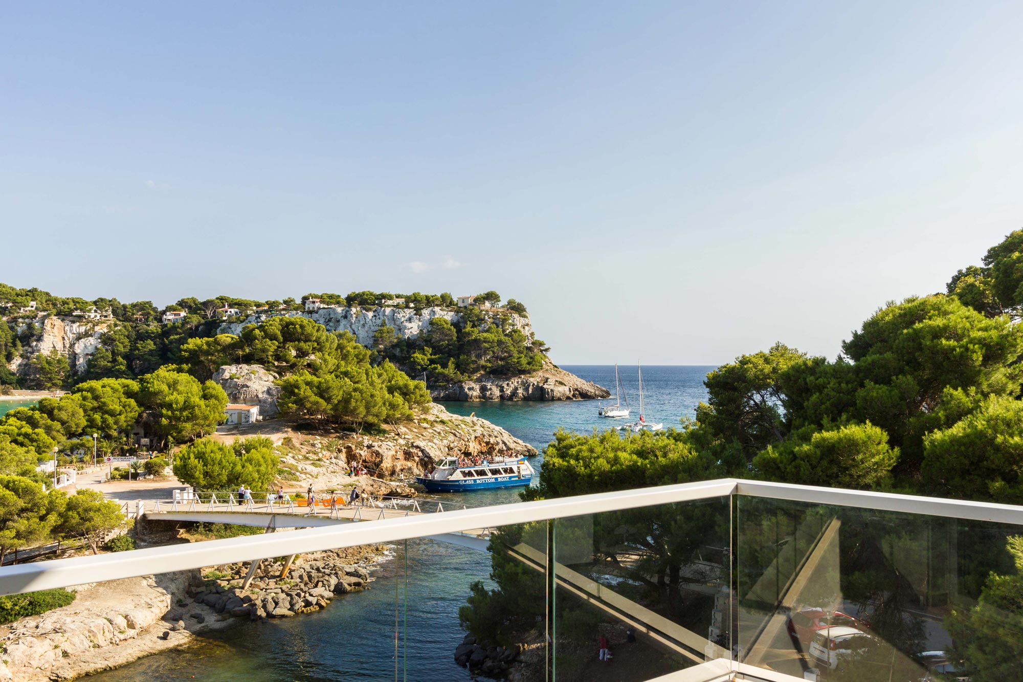 Si buscas un rincón del mundo en el que perderte, que te busquen en Menorca, que es sinónimo de paisajes naturales únicos, playas que no tienen nada que envidiar la fama paradisiaca del Caribe, amaneceres de cuento y atardeceres mágicos, la unión perfecta del verde de sus pinos y el azul transparente de sus aguas, y de pueblos de lo más pintorescos con auténtico sabor marinero. Puede que cuando Serrat escribió (y describió) su 'Mediterraneo', pensó en Menorca... Además, si lo que buscas esta Semana Santa es conseguir eso de 'mens sana in corpore sano', alójate en alguno de los tres Artiem Holes Spa&Wellness de la isla balear, pensados por y para promocionar la salud, la prevención del estrés, darnos unos mimos estéticos y de belleza, seguir una rutina de deporte moderado, cuidar nuestro medio ambiente, disfrutar de la buena mesa y, en definitiva, desconectar para conectar.