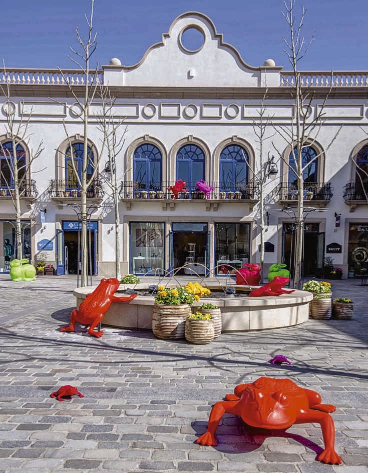 Las Rozas y la Roca Village vuelven a rendir homenaje a la fusión de arte y moda. En Barcelona, con una exposición de cracking art con esculturas de animales con plástico reciclado. En Las Rozas, el artista Ernesto Artillo ha creado unas instalaciones que reinterpretan los valores de algunas de sus marcas.