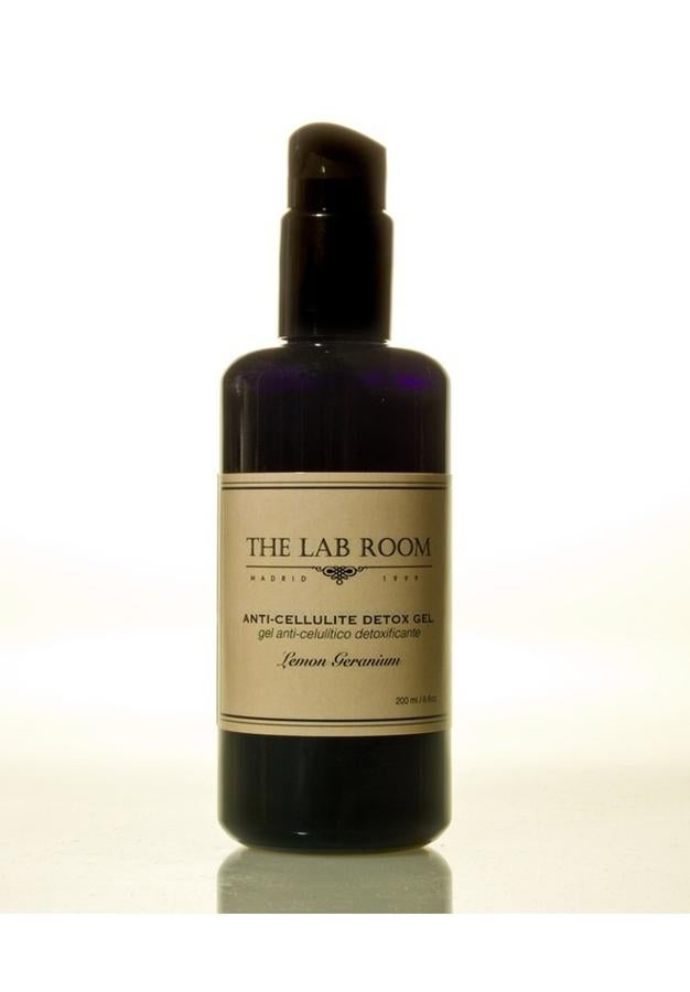 Rico en extractos vegetales y aceites esenciales de geranio (propiedades diuréticas), enebro (posee efectos refrescantes, relajantes y estimulantes) y limón (estimula la circulación), que actúan para reducir la celulitis, eliminar líquidos, toxinas y reafirmar la piel. (52 €)