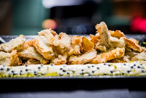 En la Barra de Sandó (Plaza de Santo Domingo, 13) podemos tomar tanto un taco de bacalao glaseado con alioli y puré de pimiento asado, como este original plato de alcachofas en tempura con crema de bacalao.