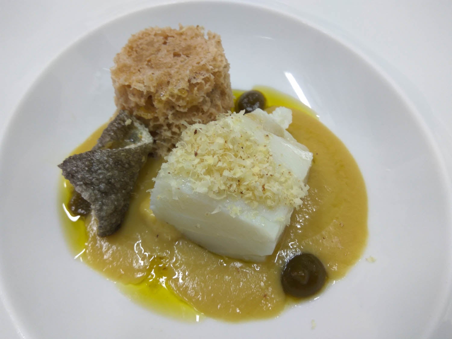 En Delirios (Calle Ave María, 2, León) nos proponen una receta tan deliciosa como irreverente: bacalao confitado en purrusalda con bizcocho de nuez.