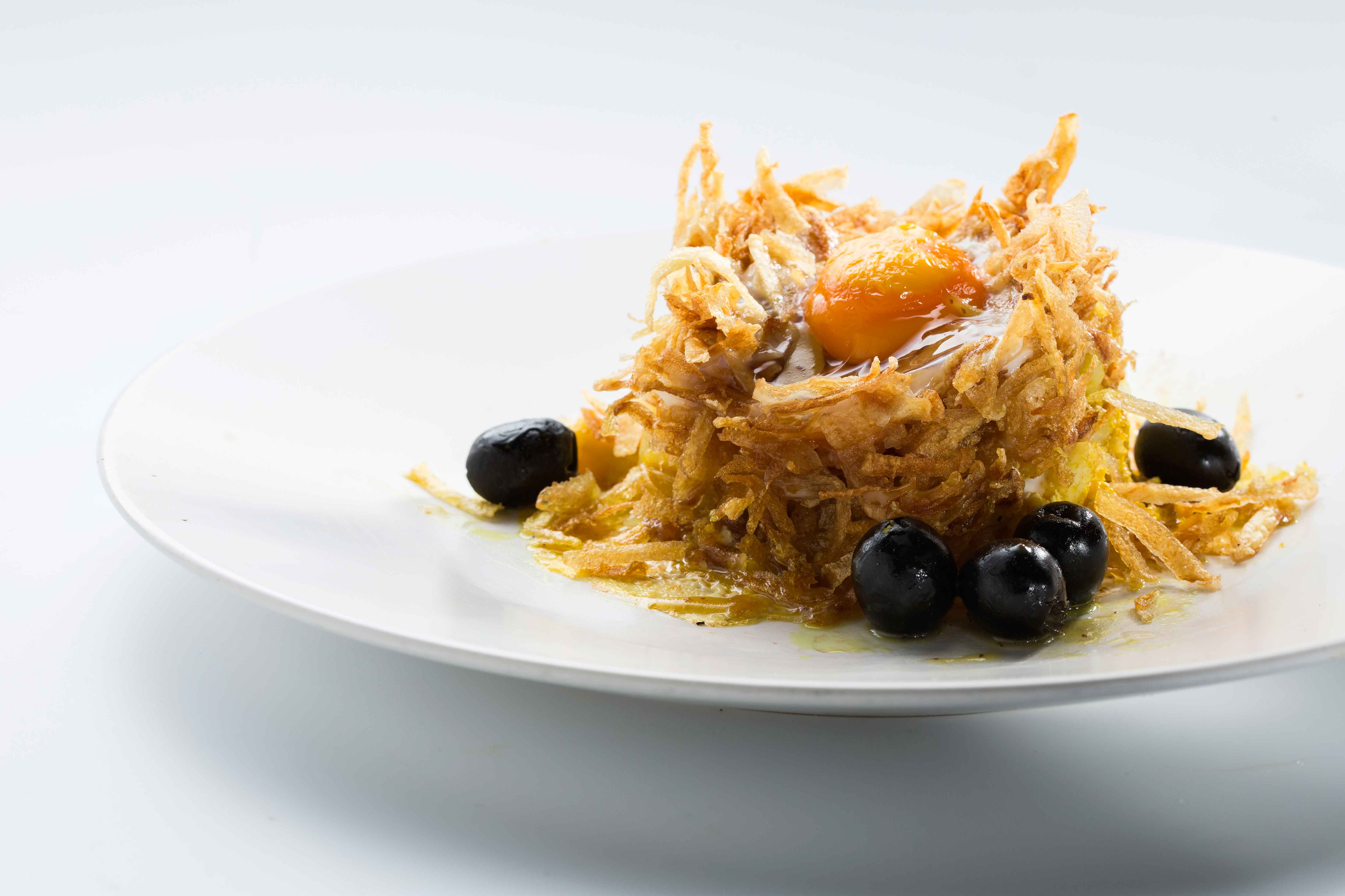 En Défilé Café (Calle Hermosilla, 39, Madrid) nos proponen preparar el bacalao à brás al estilo portugués, 'adornado' con nido de huevo y patatas paja.