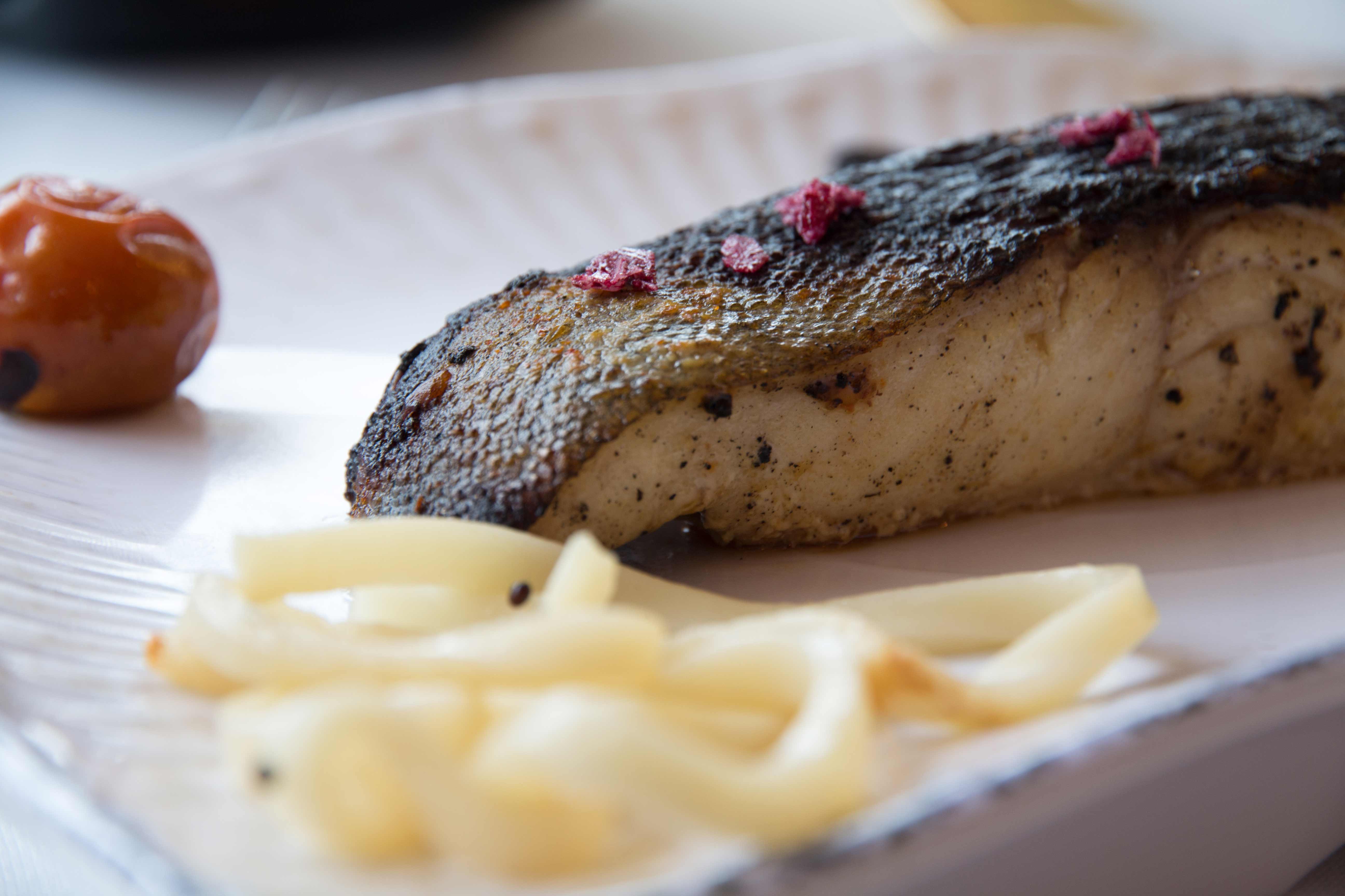 En La Sopa Boba (Plaza de Guadarrama, 9, Alpedrete) nos proponen una receta de guindara de bacalao negro de Alaska a la parrilla. Sencillo y delicioso a más no poder.