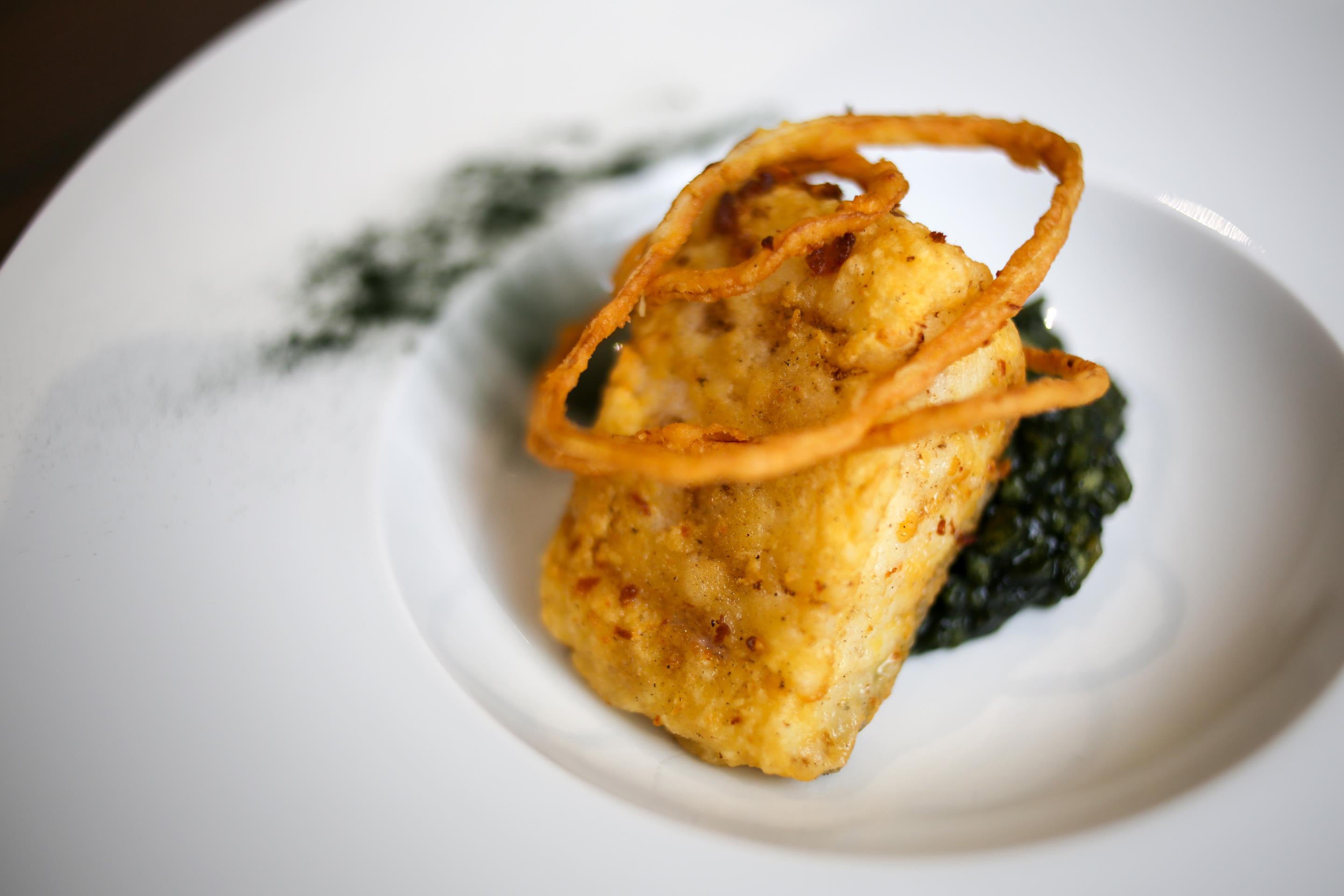 Y en Lúbora (General Moscardó, 39, Madrid) la opción es el lingote de bacalao frito con arroz cremoso de plácton.