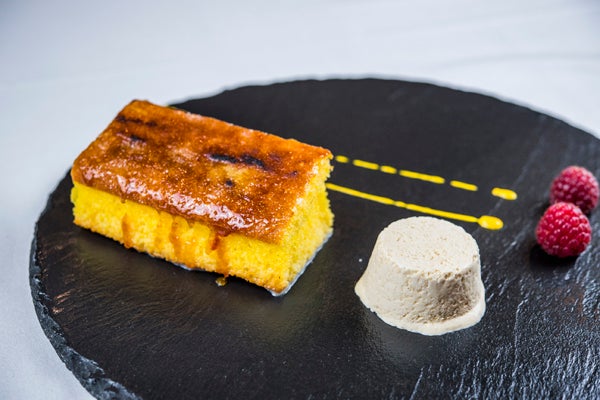 Las torrijas se hacen de sobaos pasiegos y se sirven con helado en Conlaya (calle Zurbano, 13, Madrid).