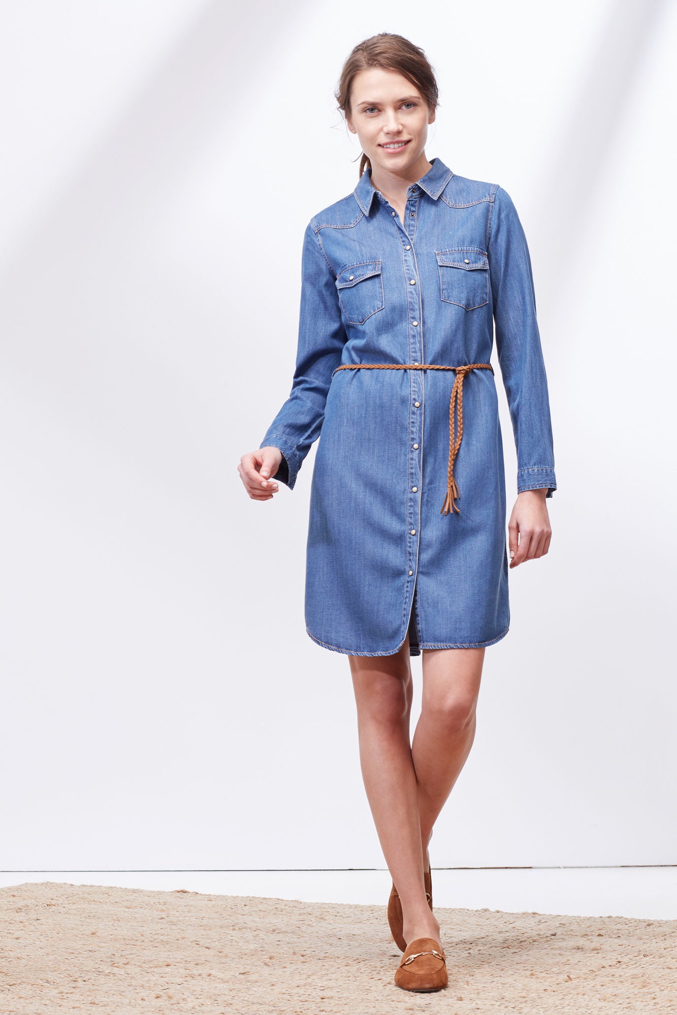 Vestido vaquero de corte camisero y detalle de cinturón trenzado (59.99 euros)