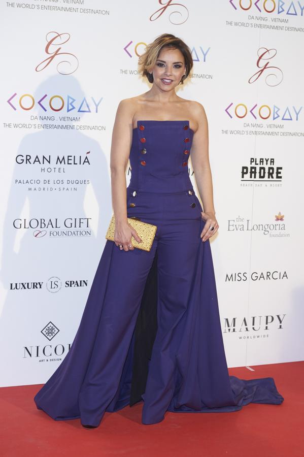 Se atrevió con un mono con cola como también hizo Juana Acosta en los Goya. Se trata de un diseño de Dname Couture.