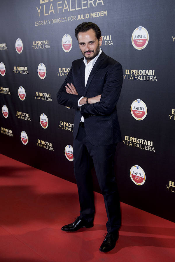 Derrochó elegancia con un traje muy original con estampado de topos.