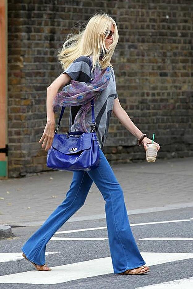 Claudia Schiffer, con jeans de campana