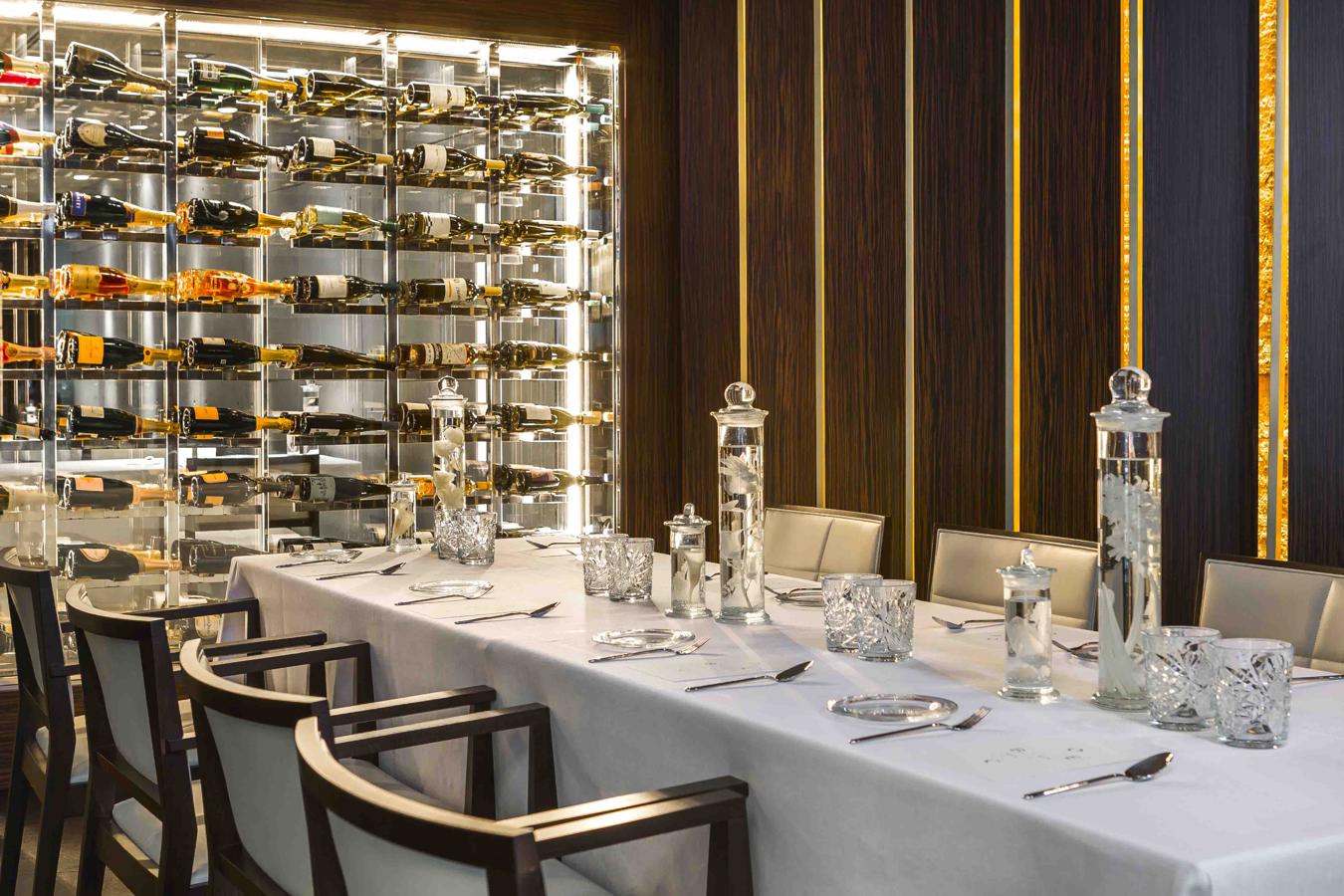 Cebo. El proyecto de restauración de Derby Hoteles, Cebo, está ubicado en la planta baja del hotel Urban. Con un servicio instruido y orquestado por Paco Patón, cuenta con una gran bodega y una oferta coctelera que lleva el sello del Glass Bar. La propuesta gastronómica es de Aurelio Morales, un cocinero oriundo de Alcalá de Henares en cuyo curriculo figuran elBulli, Tickets, Comerç 24, Ábac (a las órdenes de Xavi Pellicer) y el Miramar de Paco Pérez. Dirección: Carrera San Jerónimo 34. Teléfono: 91 787 77 70. Horario de cocina: de martes a sábado de 13:30 h a 15:30 h. y de 20:30 h a 22:30 h. Precio medio carta: 60 euros. Precio menú degustación: 85 euro sin vino.