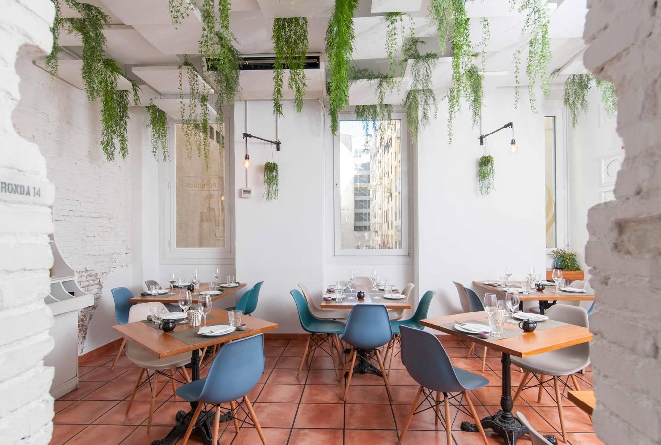 La cocina de Mario Céspedes es el resultado de la insólita unión entre la cocina peruana y sus diferentes variantes y la cocina asturiana. Pero, sobre todo, es una fusión de emociones, vivencias y afectos. De lo aprendido a lo largo de una dilatada experiencia profesional, de los recuerdos de sus viajes, su infancia y sus primeros trabajos en Lima y de un profundo amor por la cocina y por una tierra: Asturias. Dirección: General Oráa, 25. Teléfono: 91 411 17 30. Precio medio: 25-30 euros. Horario: de martes a sábado de 12:00 a 1:30 h. Domingo de 12:00 a 16:30 h. Lunes cerrado.