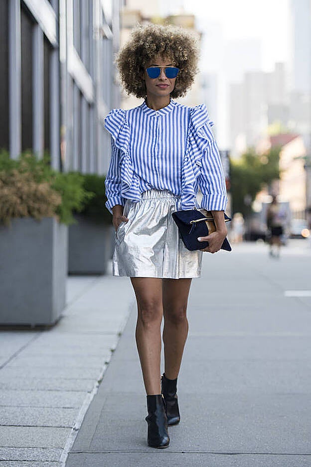 Blusa de rayas + falda plateada+ botines + bolso de mano