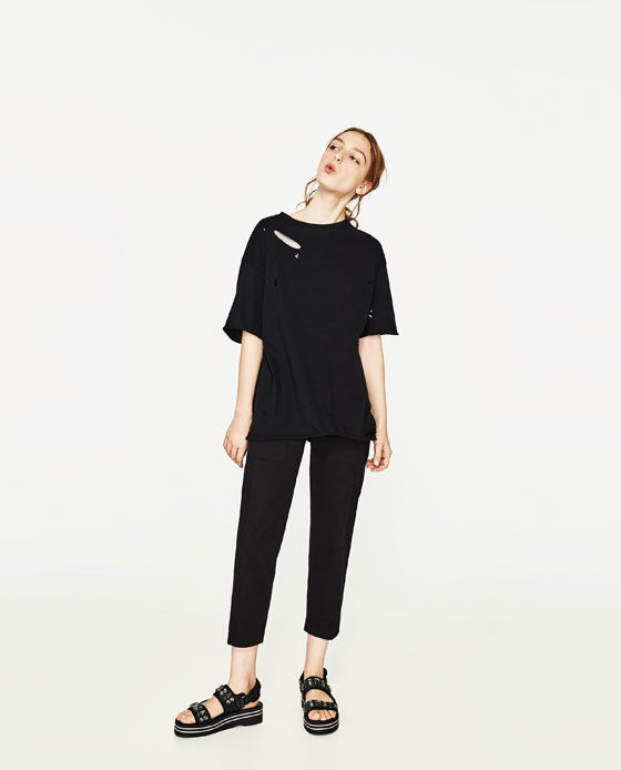Camiseta negra con rotos de Zara. Precio: 12.95 euros.