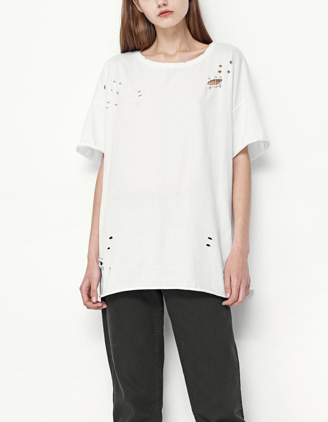 Camiseta blanca con piercings de Stradivarius. Precio: 15,95 euros.