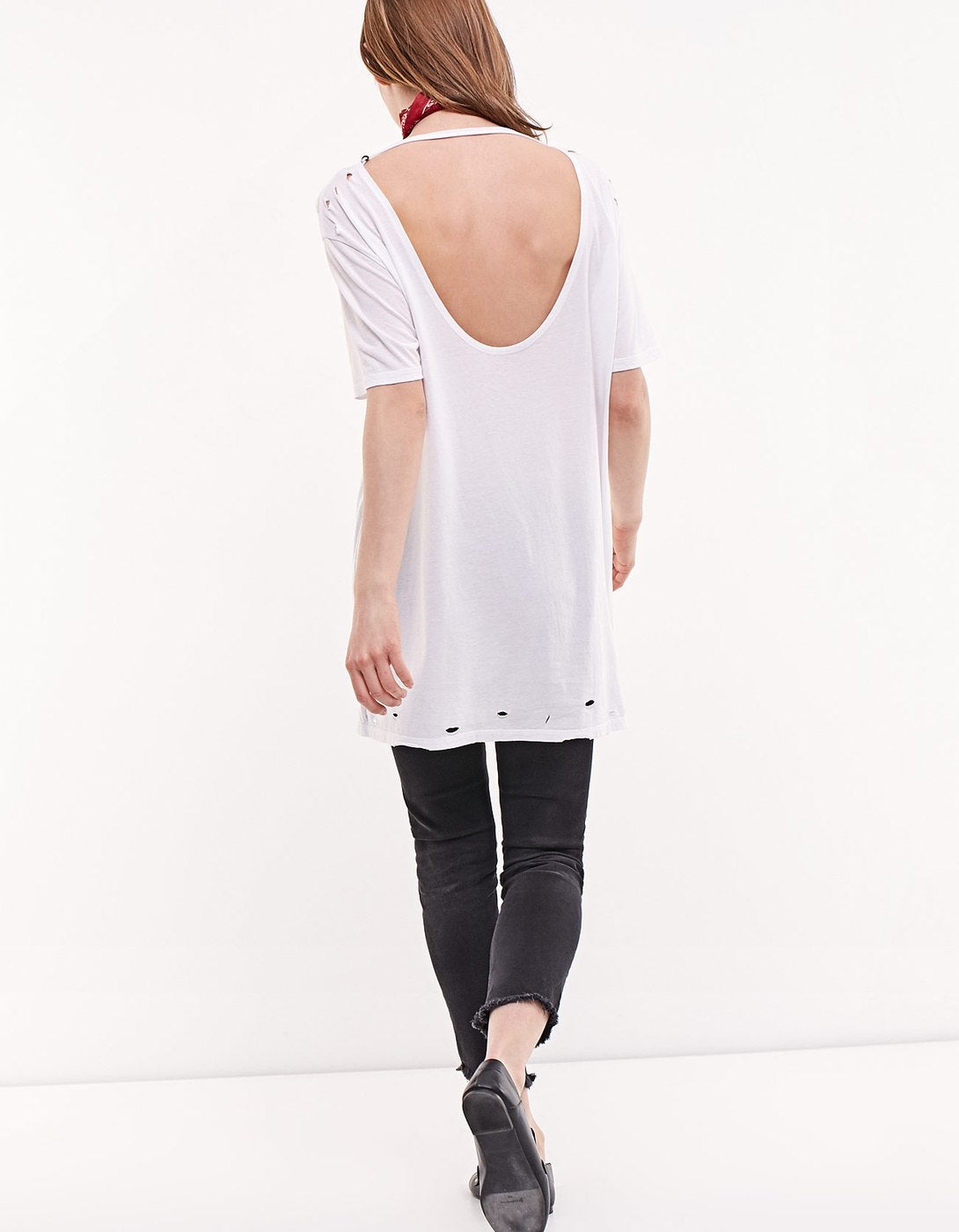 Camiseta con rotos y escote en la espalda de Stradivarius. Precio: 9,95 euros.