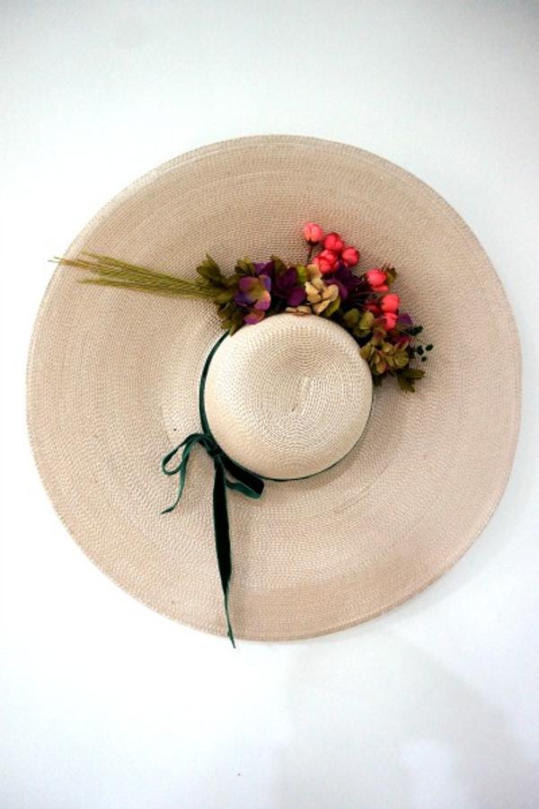 Pamela con flores secas y lazo de terciopelo de Lamatte tocados. Precio: 190 euros.