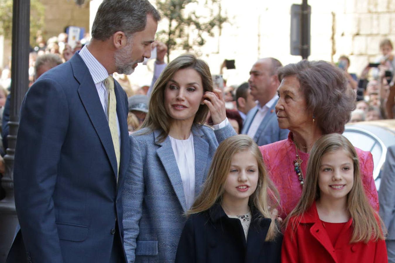 Los Reyes, don Felipe y Doña Letizia, junto con doña Sofía, fiel a la cita todos los años, posan junto con la princesa Leonor y la infanta Sofía