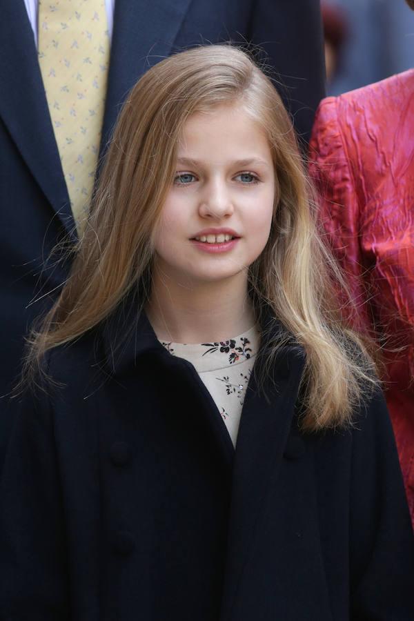 Muy sonriente, con vestido de estampado de flores y abrigo y bailiarinas oscuras, posaba la princesa Leonor en la entrada de la catedral de Palma de Malllorca