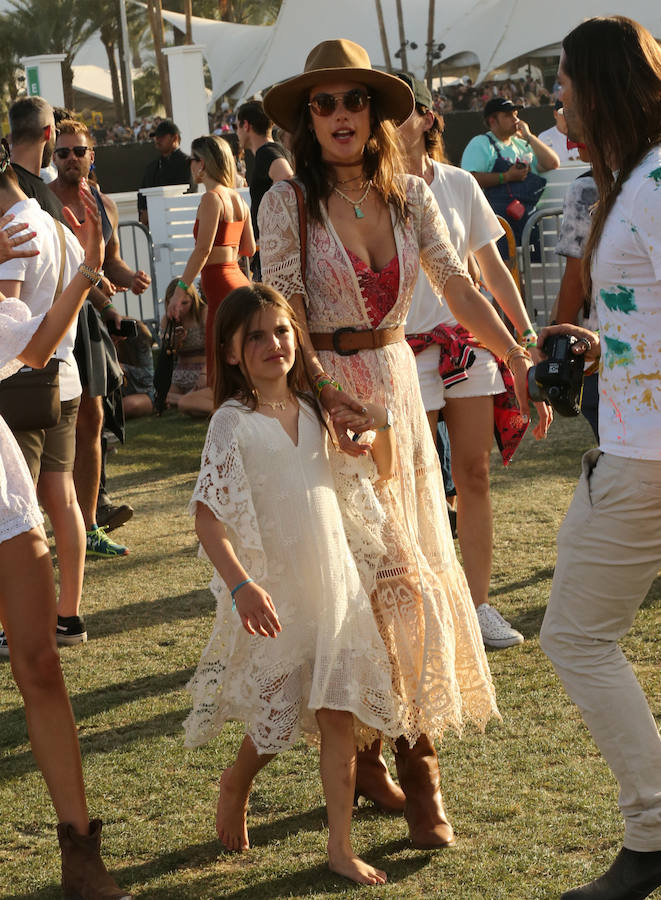 Vestido de estilo hoho chic + botas camperas + body estampado + sombreros + gafas de espejo