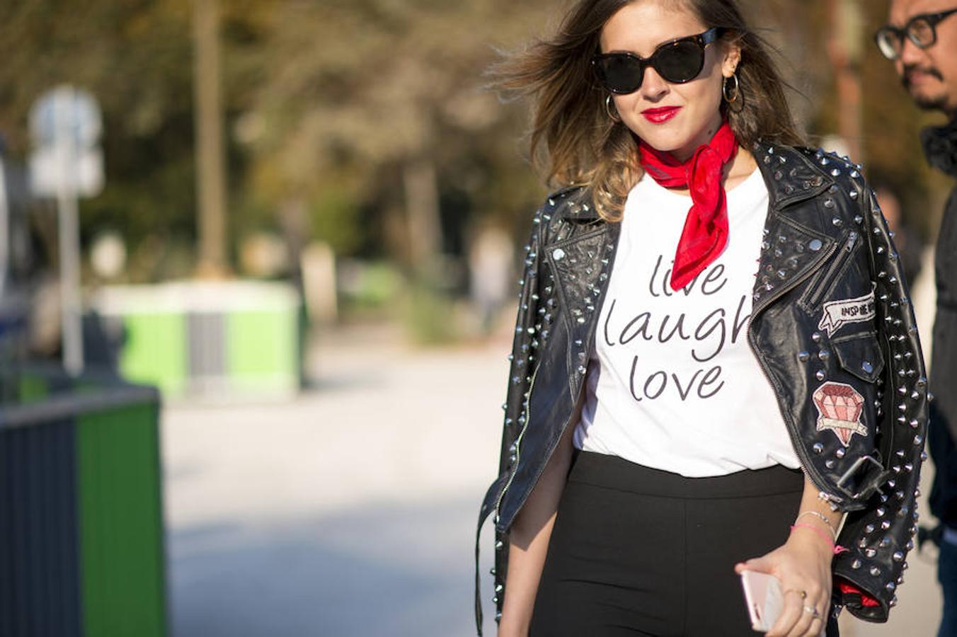 Durante la Semana de la Moda de París fichamos este look con chupa de cuero con bordados, camiseta básica y pañuelo rojo.