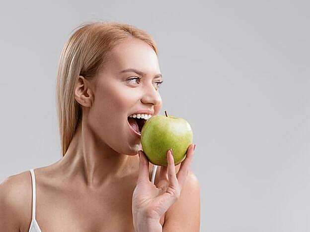 La manzana, entre los alimentos que cuidan tus dientes.