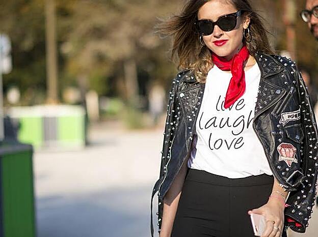 Durante la Semana de la Moda de París fichamos este look con chupa de cuero con bordados, camiseta básica y pañuelo rojo.