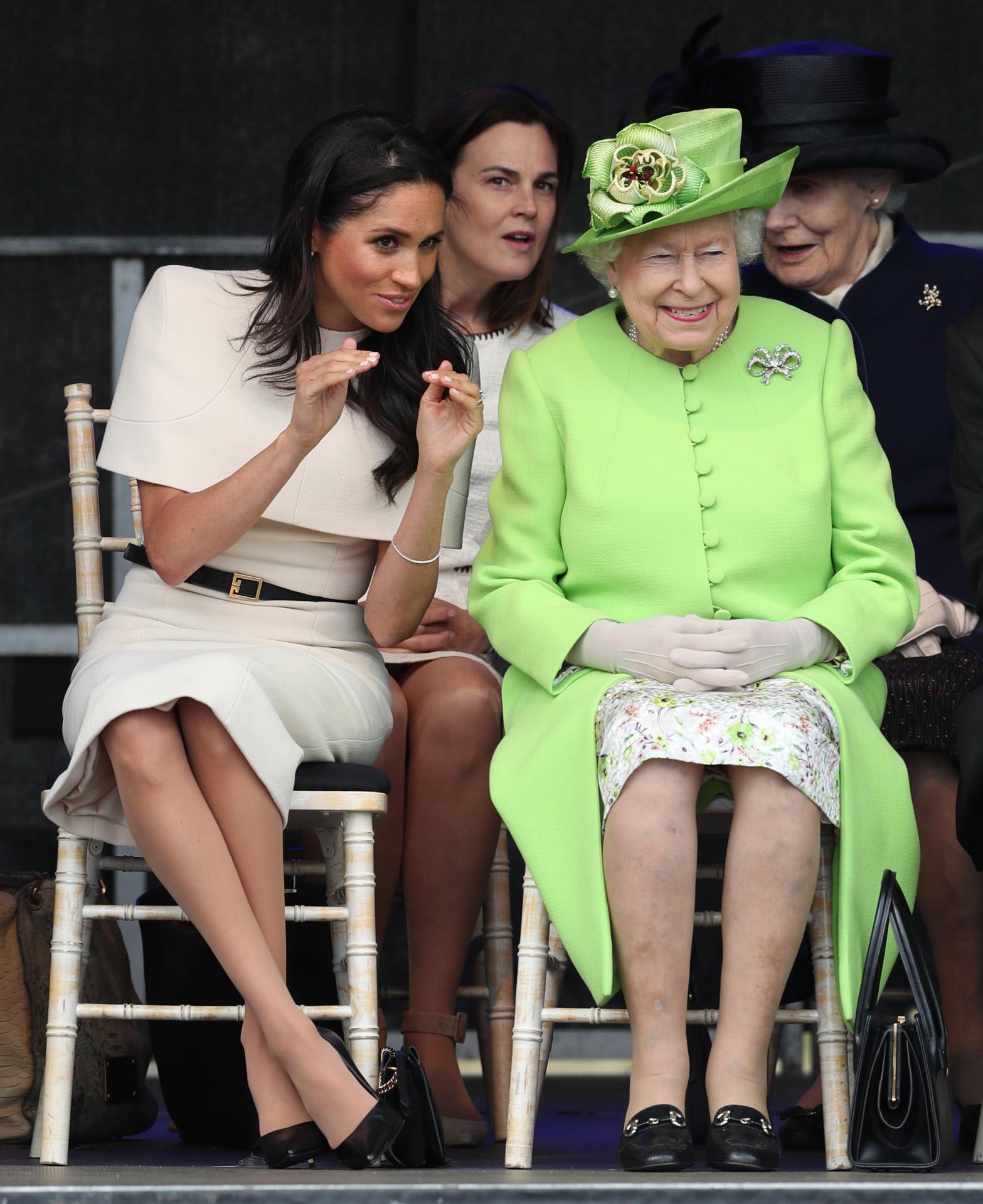 La Reina Isabel II comparte confidencias con Meghan Markle  en el primer acto en solitario (y junto a la Reina) de la nueva duquesa de Sussex. Con tanta complicidad, nadie podía imaginar la 'guerra familiar' que llegaría después. .