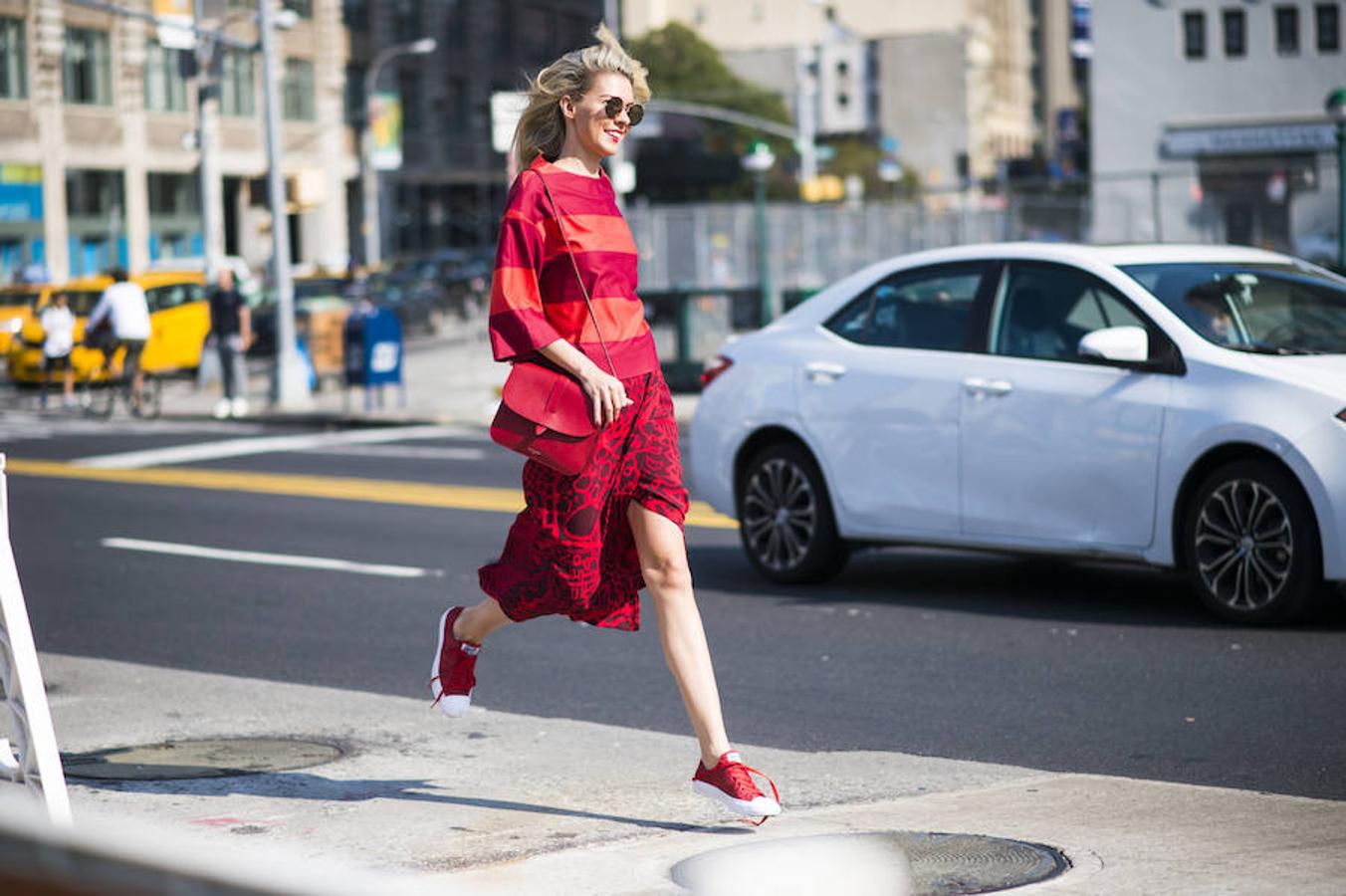 Look con top de royas + falda + zapatillas rojas en la Semana de la Moda de Nueva York c