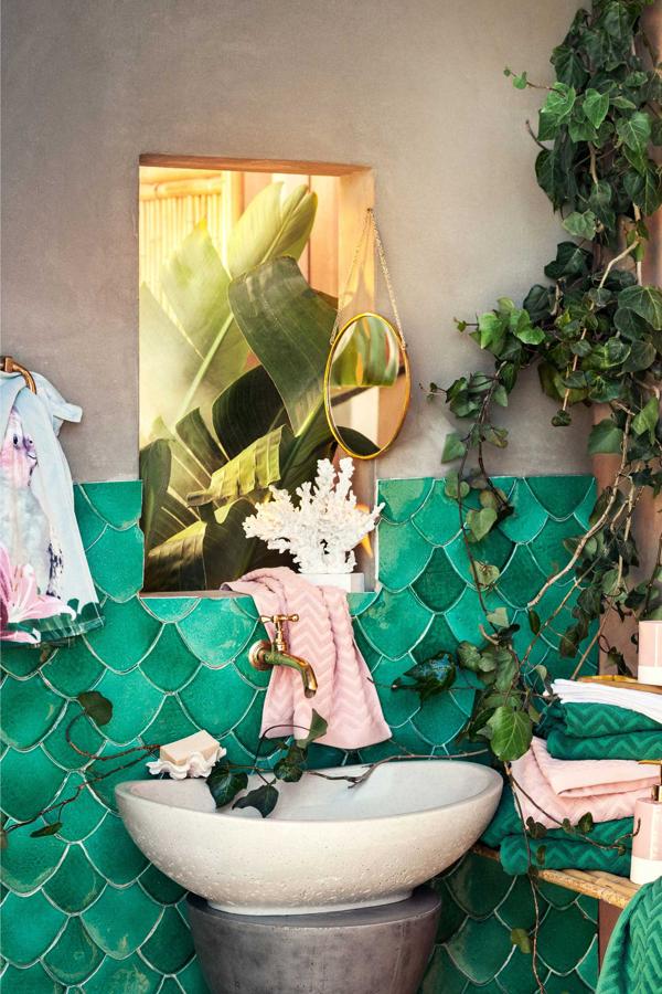 ¿Quién dijo que tu baño no podía sumarse a la tendencia tropical? Esta propuesta de H&M Home es brillante.