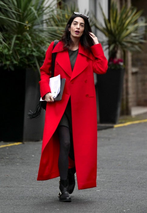 Este fue uno de los primeros looks premamá que vimos a Amal Alamuddin, que paseaba por Londres con maxi abrigo rojo y minivestido fluido, una combinación que ha utilizado en varias ocasiones durante estos meses.