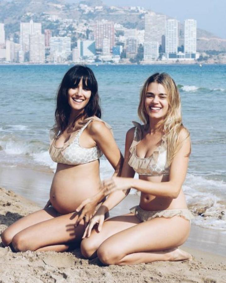 La influencers españolas, que son íntimas amigas, ya se han dado el primer baño del año y han marcado tendencia en suelo patrio con su pose bambi.