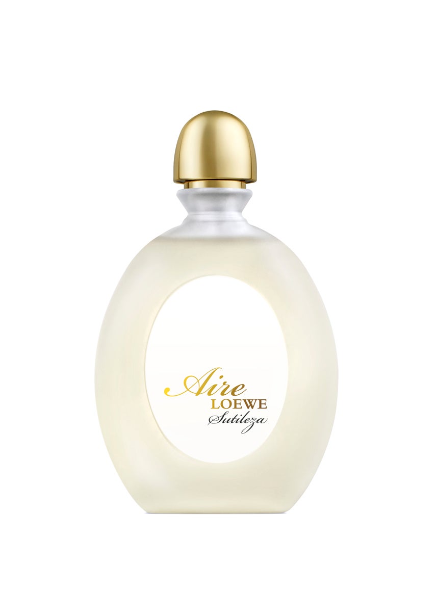 La fragancia más floral de Aire Loewe nacida del espíritu de una mujer hedonista, natural, segura de sí misma y serena. Un eau de toilette fresco y floral con una marcada salida cítrica caracterizada por las notas de Grosella negra y Pera y el efecto refrescante de la Mandarina de Calabria. (74€, 75 ml)