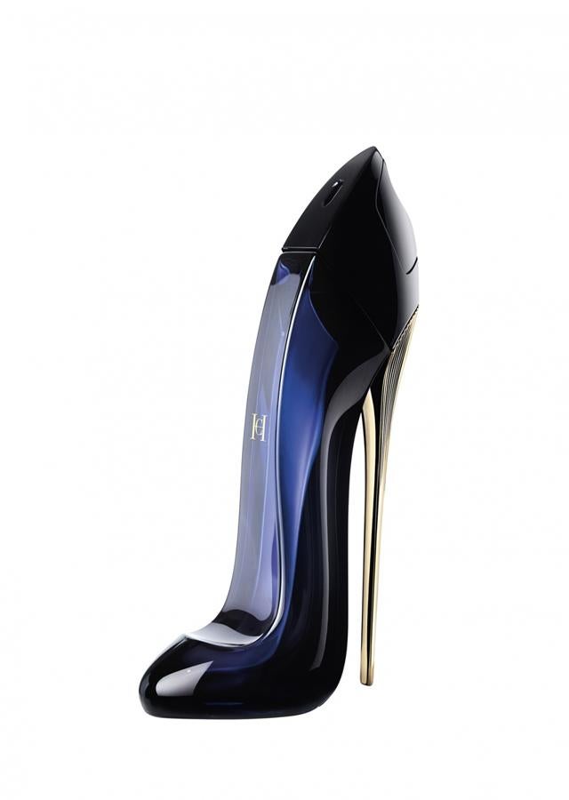 Un aroma brillante y fresco de jazmín se proyecta contra un fondo oscuro hecho de aromático cacao y extracto de tonka. La almendra y el café aportan vitalidad instantánea, mientras que el nardo suaviza la mezcla con su delicada cremosidad. Una combinación inesperada de flores y notas terrosas. Un innovadora botella con forma de zapato de tacón contiene el delicioso perfume con el que sorprender a tu madre. (109€, 80 ml)