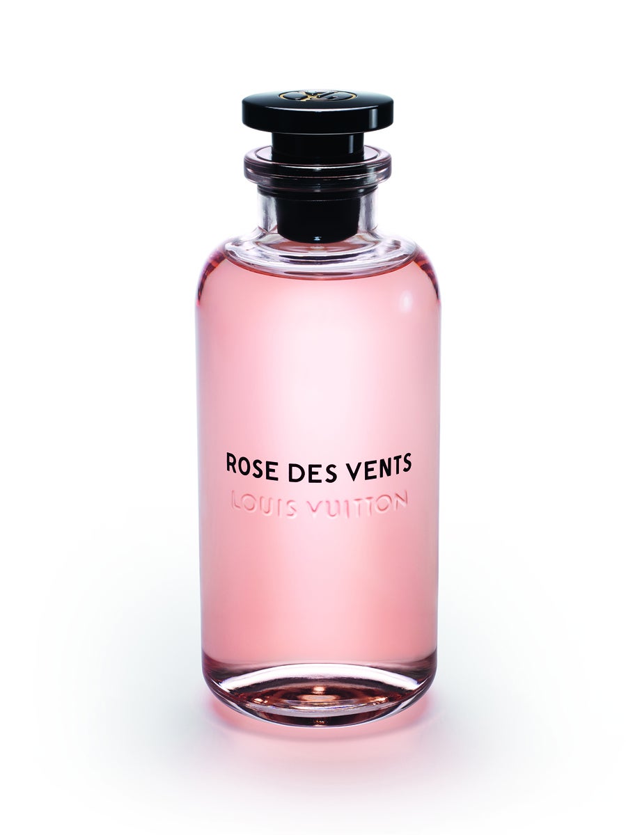 Esbelto y majestuoso gracias al lirio y el cedro, este perfume toma acentos glaseados al entrar en contacto con la pimienta. Gradualmente, la composición se torna delicada como la piel de una fruta aterciopelada. Dorada como la primera luz del día. (200€, 100ml)