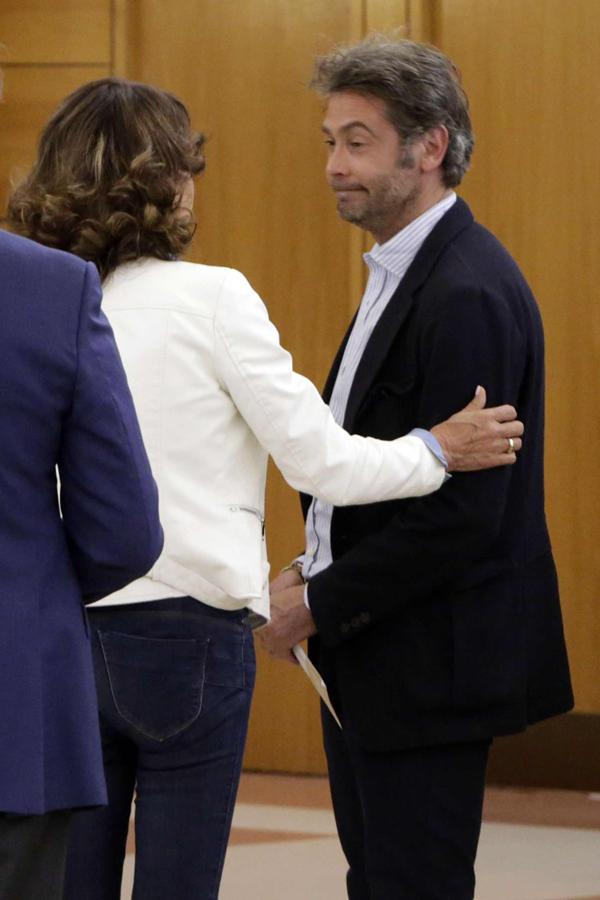 Sebastián, hijo mayor del diestro fallecido, recibe el pésame de Mari Ángeles Grajal, pareja de Jaime Ostos.