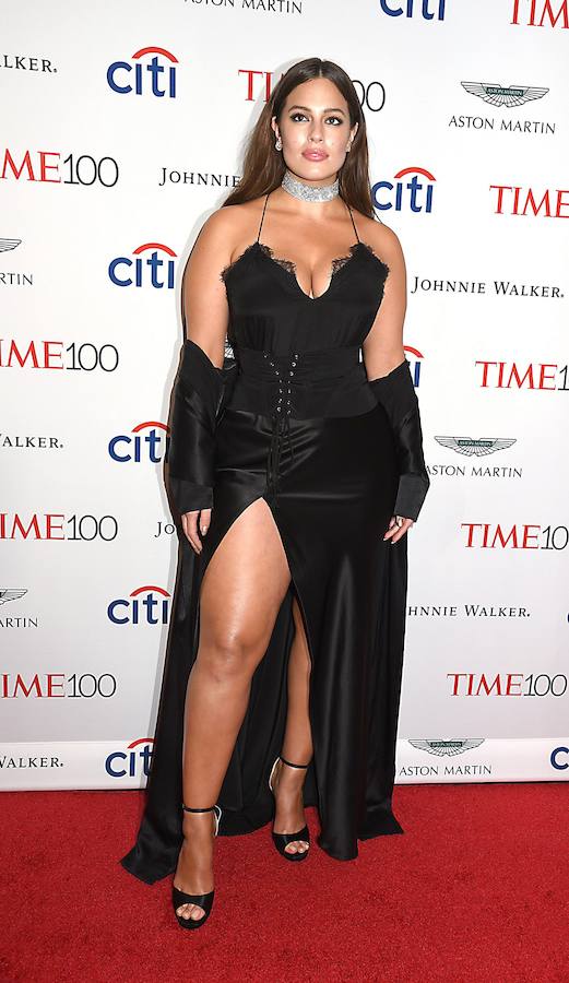 La modelo curvy lució un vestido lencero de lo más sexy de la firma Cami NYC.