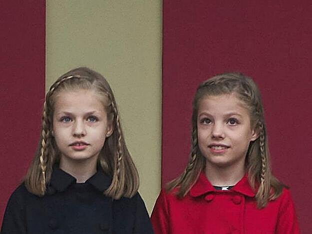 Las infantas Leonor y Sofía durante el desfile de las fuerazas armadas el día de la Hispanidad con peinados con trenzas.