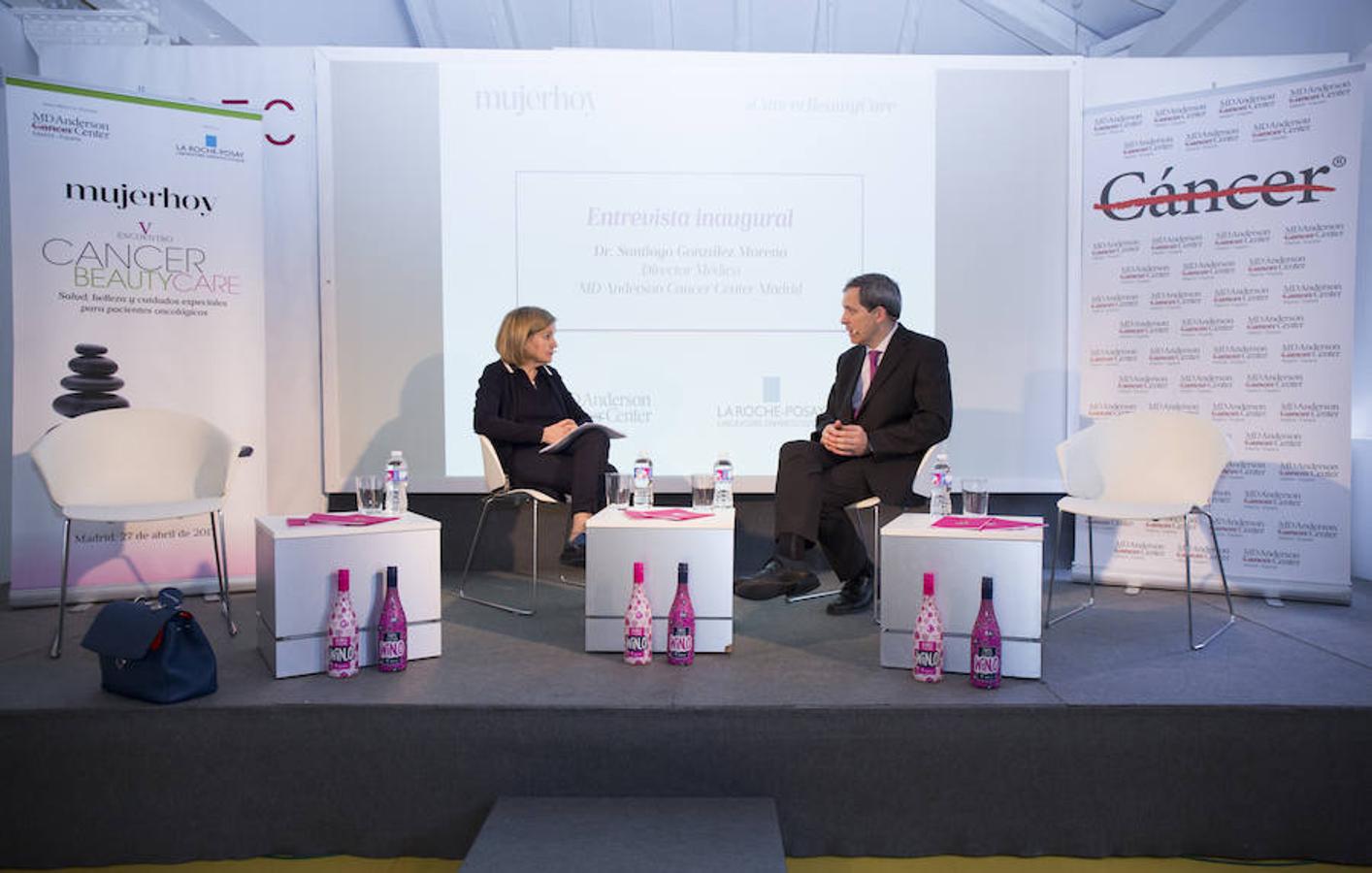 Charo Carrera, directora de Mujerhoy, inauguró la jornada con una entrevista al doctor Santiago González Moreno, director médico de MD Anderson Cancer Center Madrid, en la que hablaron sobre las últimas terapias para combatir el cáncer.
