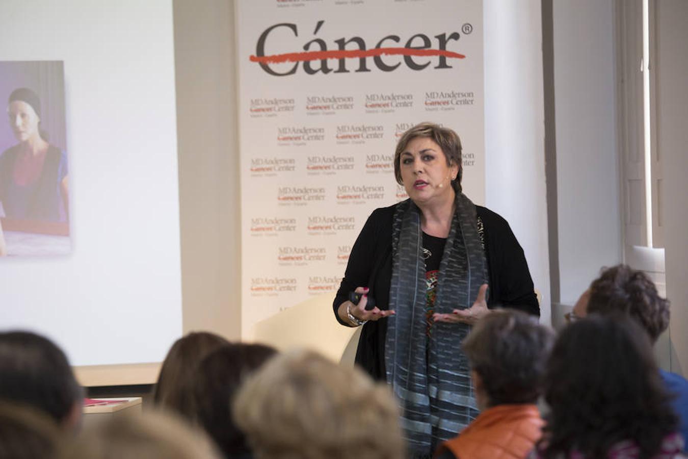 Leonor Prieto, directora científica de La Roche-Posay, en su ponencia sobre la importancia de cuidar la piel durante el tratamiento oncológico, no solo como algo estético, también como la barrera que nos protege del exterior.
